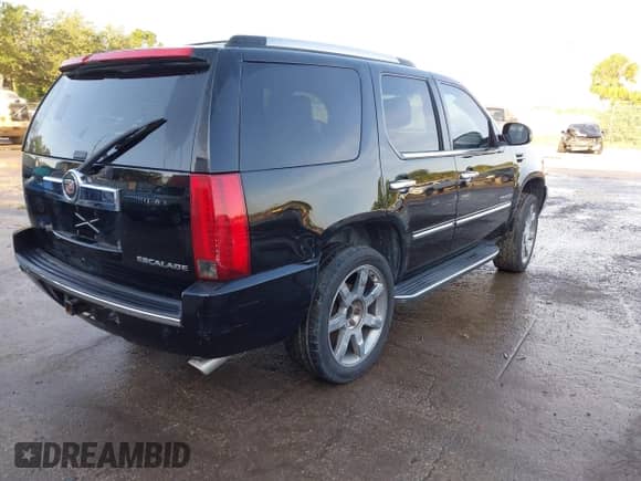 2013 Cadillac Escalade Luxury z VIN 1GYS3BEF0DR200347, wystawiony jako IAAI lot #42122064 z przebiegiem Nie podano mil oraz . Historia ofert i sprzedaży dostępna na DreamBid. Obrazek 4.