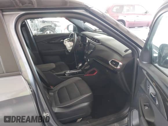 2021 Chevrolet TrailBlazer RS z VIN KL79MUSL1MB078322, wystawiony jako IAAI lot #43043902 z przebiegiem 37 033 mil mil oraz . Historia ofert i sprzedaży dostępna na DreamBid. Obrazek 5.