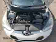 2013 Hyundai Veloster w/Black Int z VIN KMHTC6AD2DU099052, wystawiony jako Copart lot #60487975 z przebiegiem 126 762 mil mil oraz Czysty tytuł • Clean title. Historia ofert i sprzedaży dostępna na DreamBid. Obrazek 11.