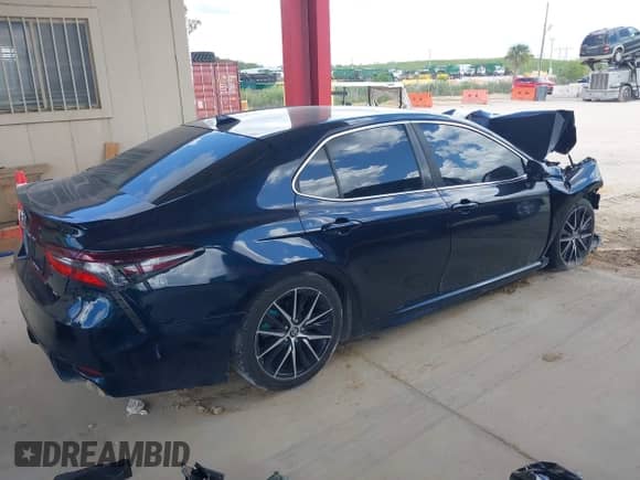 2021 Toyota Camry SE Nightshade z VIN 4T1G11AK4MU467112, wystawiony jako IAAI lot #42605053 z przebiegiem 62 058 mil mil oraz . Historia ofert i sprzedaży dostępna na DreamBid. Obrazek 4.