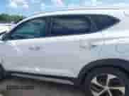 2018 Hyundai Tucson Value z VIN KM8J33A24JU717004, wystawiony jako IAAI lot #42542307 z przebiegiem 53 274 mil mil oraz . Historia ofert i sprzedaży dostępna na DreamBid. Obrazek 15.
