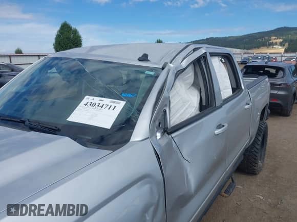 2018 Chevrolet Silverado 1500 LT z VIN 3GCUKREC0JG402410, wystawiony jako IAAI lot #43034711 z przebiegiem 73 836 mil mil oraz . Historia ofert i sprzedaży dostępna na DreamBid. Obrazek 6.