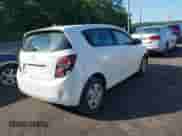 2015 Chevrolet Sonic LS с VIN 1G1JA6SG8F4131976, выставлен на аукционе IAAI как лот 42552157 с пробегом 99 575 миль миль и . История ставок и продаж доступна на DreamBid. Изображение 4.