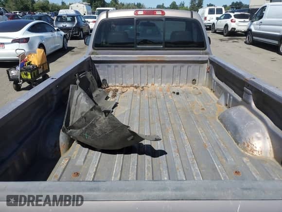 2002 Toyota Tundra z VIN 5TBJN32112S331692, wystawiony jako Copart lot #66173155 z przebiegiem 143 663 mil mil oraz Czysty tytuł • Clean title. Historia ofert i sprzedaży dostępna na DreamBid. Obrazek 10.