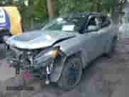 2019 Jeep Compass Trailhawk z VIN 3C4NJDDB2KT722047, wystawiony jako IAAI lot #42800200 z przebiegiem 140 000 mil mil oraz . Historia ofert i sprzedaży dostępna na DreamBid. Obrazek 2.