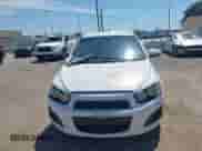 2012 Chevrolet Sonic LT z VIN 1G1JC6SB0C4206096, wystawiony jako IAAI lot #42799234 z przebiegiem 154 255 mil mil oraz . Historia ofert i sprzedaży dostępna na DreamBid. Obrazek 12.