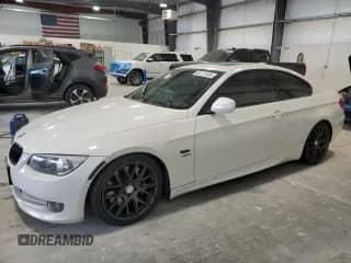 2011 BMW 3 Series 335i xDrive z VIN WBAKF9C50BE619705, wystawiony jako Copart lot #82723495 z przebiegiem 158 146 mil mil oraz Czysty tytuł • Clean title. Historia ofert i sprzedaży dostępna na DreamBid. Obrazek 1.