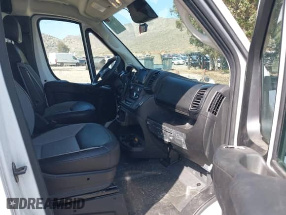 2023 Ram ProMaster Cargo z VIN 3C6MRVJG7PE536680, wystawiony jako IAAI lot #42044422 z przebiegiem 43 424 mil mil oraz . Historia ofert i sprzedaży dostępna na DreamBid. Obrazek 5.