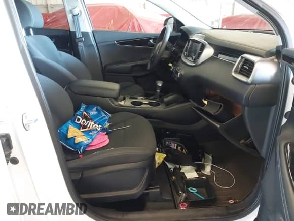 2019 Kia Sorento LX with VIN 5XYPG4A59KG561290, listed as a IAAI auction lot 42674023 with 78,091 mi miles and . Bid and sale history available at DreamBid. Image 5.