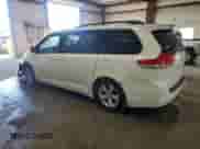 2014 Toyota Sienna LE AAS z VIN 5TDKK3DC5ES493428, wystawiony jako Copart lot #85291155 z przebiegiem 145 406 mil mil oraz Szkoda całkowita • Salvage title. Historia ofert i sprzedaży dostępna na DreamBid. Obrazek 2.