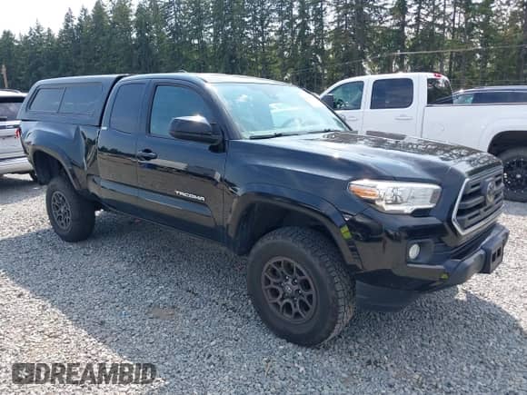 2018 Toyota Tacoma SR5 z VIN 5TFSZ5AN2JX151257, wystawiony jako IAAI lot #42895721 z przebiegiem 157 990 mil mil oraz . Historia ofert i sprzedaży dostępna na DreamBid. Obrazek 1.