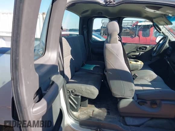 2002 Ford F-150 XL z VIN 1FTRX17212NB91563, wystawiony jako IAAI lot #43418913 z przebiegiem 187 363 mil mil oraz . Historia ofert i sprzedaży dostępna na DreamBid. Obrazek 8.