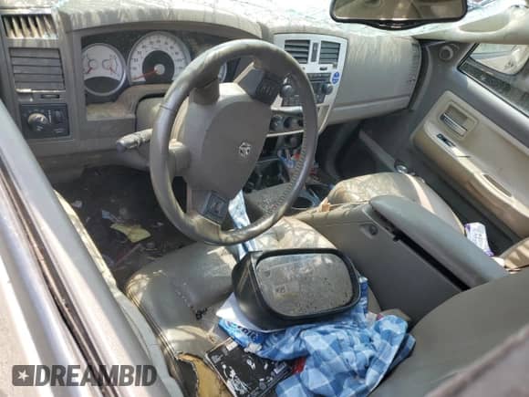 2005 Dodge Dakota Laramie z VIN 1D7HW58N15S145340, wystawiony jako Copart lot #58954154 z przebiegiem Nie podano mil oraz Szkoda całkowita • Salvage title. Historia ofert i sprzedaży dostępna na DreamBid. Obrazek 8.