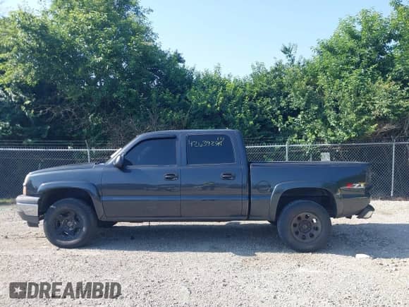 2005 Chevrolet Silverado 1500 LS z VIN 2GCEK13T051336111, wystawiony jako IAAI lot #42639214 z przebiegiem 224 915 mil mil oraz . Historia ofert i sprzedaży dostępna na DreamBid. Obrazek 14.
