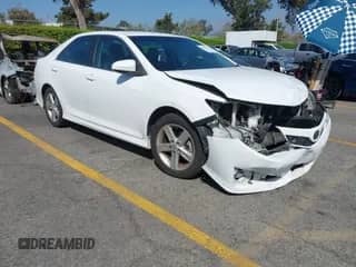 2013 Toyota Camry SE z VIN 4T1BF1FK3DU281842, wystawiony jako IAAI lot #43324055 z przebiegiem 192 474 mil mil oraz . Historia ofert i sprzedaży dostępna na DreamBid. Obrazek 1.