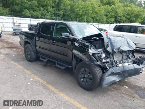2023 Toyota Tacoma SR z VIN 3TMCZ5AN2PM585925, wystawiony jako IAAI lot #43009810 z przebiegiem 43 671 mil mil oraz . Historia ofert i sprzedaży dostępna na DreamBid. Obrazek 1.