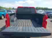 2021 Chevrolet Silverado 1500 RST z VIN 3GCUYEET3MG176410, wystawiony jako IAAI lot #42119458 z przebiegiem 106 132 mil mil oraz . Historia ofert i sprzedaży dostępna na DreamBid. Obrazek 18.