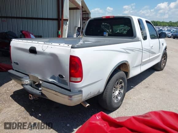 2000 Ford F-150 XL z VIN 1FTRX17L7YKA82690, wystawiony jako IAAI lot #42597325 z przebiegiem 317 945 mil mil oraz . Historia ofert i sprzedaży dostępna na DreamBid. Obrazek 4.