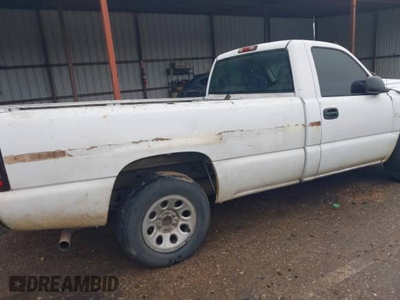 2005 GMC Sierra 1500 Work Truck z VIN 1GTEC14V15Z208030, wystawiony jako IAAI lot #41625004 z przebiegiem 340 630 mil mil oraz . Historia ofert i sprzedaży dostępna na DreamBid. Obrazek 17.