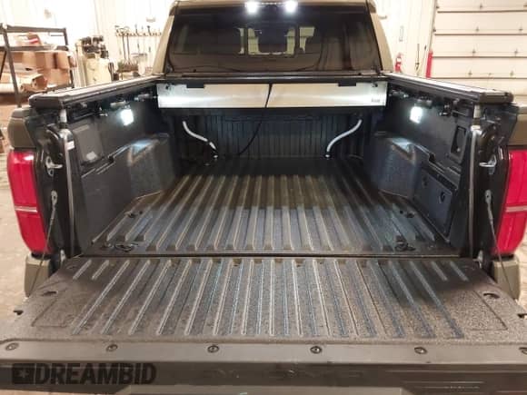 2024 Toyota Tacoma SR5 z VIN 3TMLB5JN6RM076802, wystawiony jako IAAI lot #42685264 z przebiegiem 10 186 mil mil oraz . Historia ofert i sprzedaży dostępna na DreamBid. Obrazek 18.