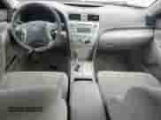 2009 Toyota Camry LE z VIN 4T1BE46KX9U806116, wystawiony jako Copart lot #85261255 z przebiegiem 196 982 mil mil oraz Czysty tytuł • Clean title. Historia ofert i sprzedaży dostępna na DreamBid. Obrazek 8.