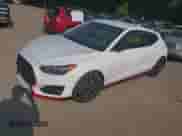 2021 Hyundai Veloster z VIN KMHT36AH7MU010143, wystawiony jako IAAI lot #42407678 z przebiegiem 43 444 mil mil oraz . Historia ofert i sprzedaży dostępna na DreamBid. Obrazek 2.