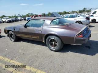 1980 Chevrolet Camaro z VIN 1P87LAL570419, wystawiony jako Copart lot #69473944 z przebiegiem 25 192 mil mil oraz Szkoda całkowita • Salvage title. Historia ofert i sprzedaży dostępna na DreamBid. Obrazek 2.