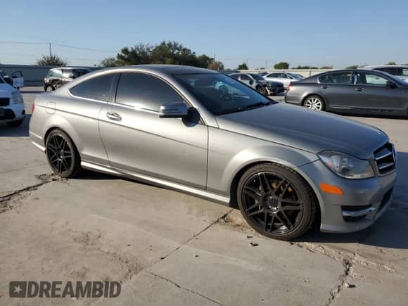 2012 Mercedes-Benz C 350 z VIN WDDGJ5HB3CF853000, wystawiony jako Copart lot #73855394 z przebiegiem 193 379 mil mil oraz Czysty tytuł • Clean title. Historia ofert i sprzedaży dostępna na DreamBid. Obrazek 4.