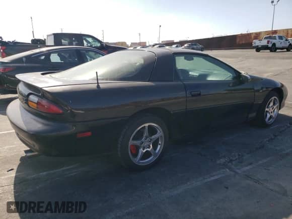 1997 Chevrolet Camaro Z28 z VIN 2G1FP22P2V2105245, wystawiony jako Copart lot #57292325 z przebiegiem 160 115 mil mil oraz Czysty tytuł • Clean title. Historia ofert i sprzedaży dostępna na DreamBid. Obrazek 3.