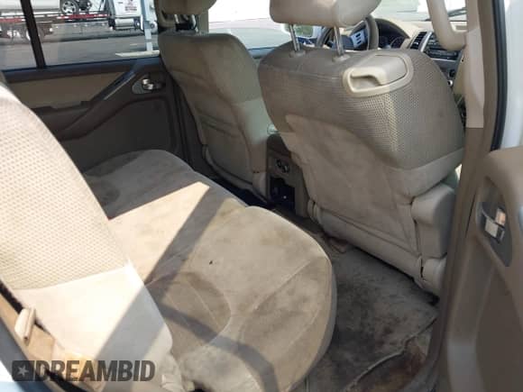 2005 Nissan Pathfinder SE z VIN 5N1AR18U85C757639, wystawiony jako IAAI lot #42373805 z przebiegiem 292 643 mil mil oraz . Historia ofert i sprzedaży dostępna na DreamBid. Obrazek 8.