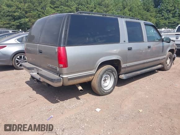 1999 Chevrolet Suburban z VIN 3GNEC16R4XG191802, wystawiony jako IAAI lot #42800207 z przebiegiem 260 237 mil mil oraz . Historia ofert i sprzedaży dostępna na DreamBid. Obrazek 4.
