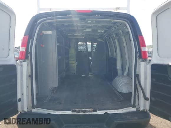 2018 Chevrolet Express Cargo с VIN 1GCWGAFG2J1339094, выставлен на аукционе IAAI как лот 42127557 с пробегом 131 480 миль миль и . История ставок и продаж доступна на DreamBid. Изображение 17.