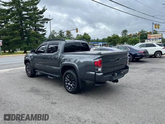 2022 Toyota Tacoma Limited with VIN 3TMGZ5AN7NM458988, listed as a Copart auction lot 61864835 with 32,115 mi miles and Salvage title. Bid and sale history available at DreamBid. Image 3.