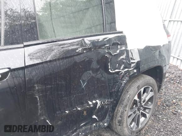 2023 Jeep Grand Cherokee Overland z VIN 1C4RJHDG5PC507978, wystawiony jako IAAI lot #41394199 z przebiegiem 57 323 mil mil oraz . Historia ofert i sprzedaży dostępna na DreamBid. Obrazek 17.