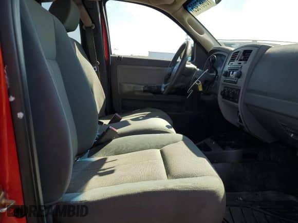 2005 Dodge Dakota SLT z VIN 1D7HW42K95S139665, wystawiony jako Copart lot #70867925 z przebiegiem 171 096 mil mil oraz Szkoda całkowita • Salvage title. Historia ofert i sprzedaży dostępna na DreamBid. Obrazek 10.