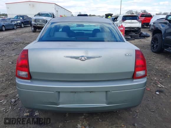 2005 Chrysler 300 300 z VIN 2C3JA43R05H137403, wystawiony jako IAAI lot #41399519 z przebiegiem 135 044 mil mil oraz . Historia ofert i sprzedaży dostępna na DreamBid. Obrazek 16.
