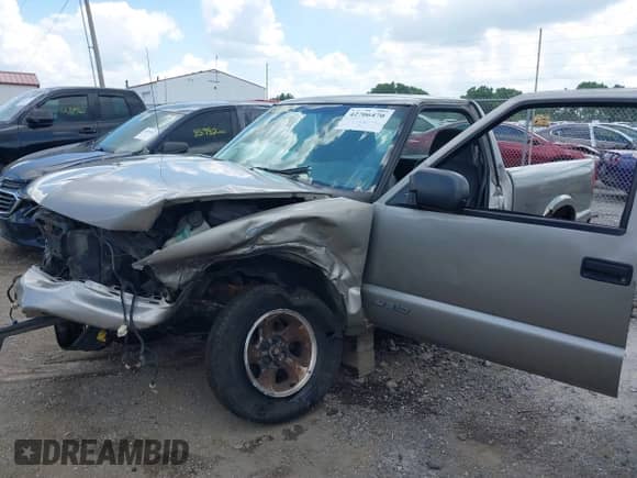 2001 Chevrolet S-10 z VIN 1GCCS145418140249, wystawiony jako IAAI lot #42706470 z przebiegiem 199 979 mil mil oraz . Historia ofert i sprzedaży dostępna na DreamBid. Obrazek 6.