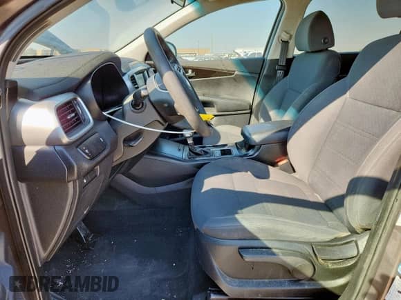 2020 Kia Sorento LX z VIN 5XYPG4A56LG615081, wystawiony jako Copart lot #86607445 z przebiegiem 117 290 mil mil oraz Czysty tytuł • Clean title. Historia ofert i sprzedaży dostępna na DreamBid. Obrazek 7.