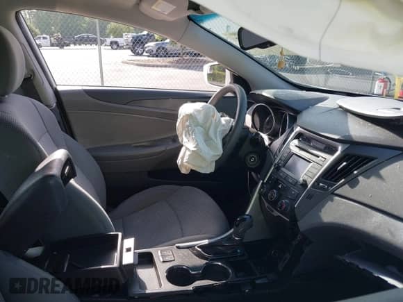 2014 Hyundai Sonata GLS z VIN 5NPEB4AC7EH826757, wystawiony jako IAAI lot #42351452 z przebiegiem 47 300 mil mil oraz . Historia ofert i sprzedaży dostępna na DreamBid. Obrazek 5.