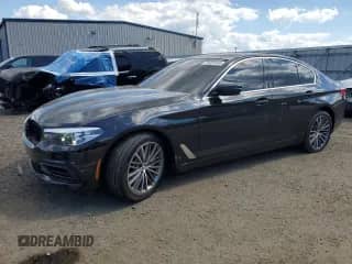 2020 BMW 5 Series 530i xDrive z VIN WBAJR7C00LBP96463, wystawiony jako Copart lot #70451045 z przebiegiem 44 430 mil mil oraz Szkoda całkowita • Salvage title. Historia ofert i sprzedaży dostępna na DreamBid. Obrazek 1.
