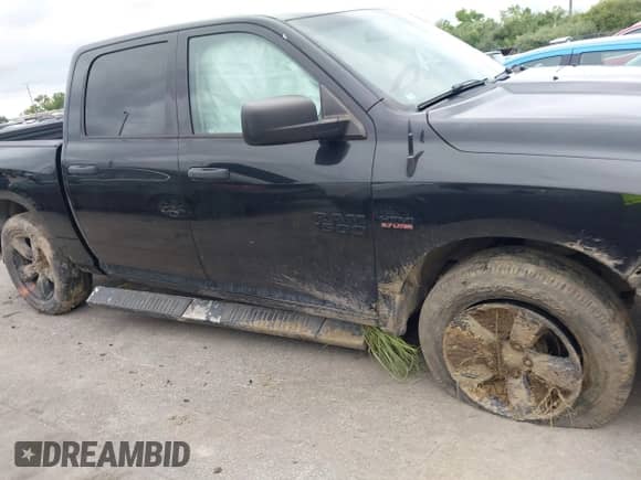 2015 Ram 1500 Express z VIN 1C6RR7KTXFS680314, wystawiony jako IAAI lot #43040717 z przebiegiem 153 999 mil mil oraz . Historia ofert i sprzedaży dostępna na DreamBid. Obrazek 13.