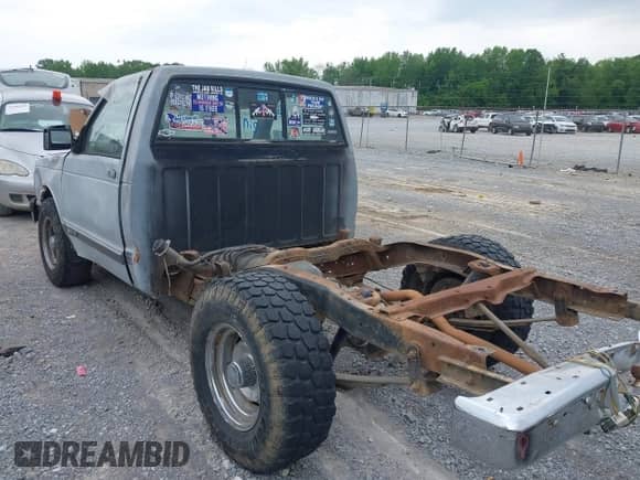 1992 Chevrolet S-10 z VIN 1GCCS14R2N8226023, wystawiony jako IAAI lot #41886028 z przebiegiem 239 050 mil mil oraz . Historia ofert i sprzedaży dostępna na DreamBid. Obrazek 3.