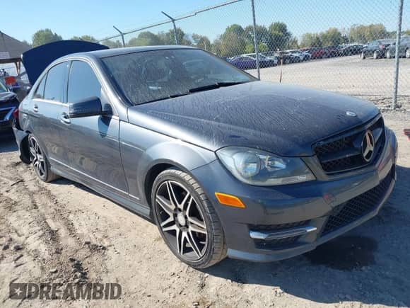 2014 Mercedes-Benz C 250 Sport z VIN WDDGF4HB2EG230394, wystawiony jako IAAI lot #43367403 z przebiegiem 97 860 mil mil oraz . Historia ofert i sprzedaży dostępna na DreamBid. Obrazek 1.