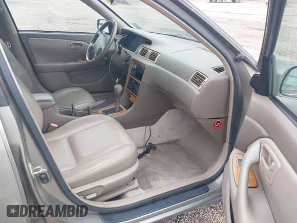 1997 Toyota Camry LE z VIN 4T1BF22K8VU011101, wystawiony jako IAAI lot #42065491 z przebiegiem 206 388 mil mil oraz . Historia ofert i sprzedaży dostępna na DreamBid. Obrazek 5.