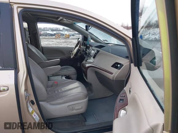 2012 Toyota Sienna XLE z VIN 5TDDK3DCXCS047040, wystawiony jako IAAI lot #41494904 z przebiegiem 117 696 mil mil oraz . Historia ofert i sprzedaży dostępna na DreamBid. Obrazek 5.