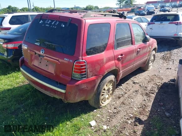2007 Mercury Mariner Premier with VIN 4M2CU97117KJ14067, listed as a IAAI auction lot 42255709 with Not provided miles and . Bid and sale history available at DreamBid. Image 4.