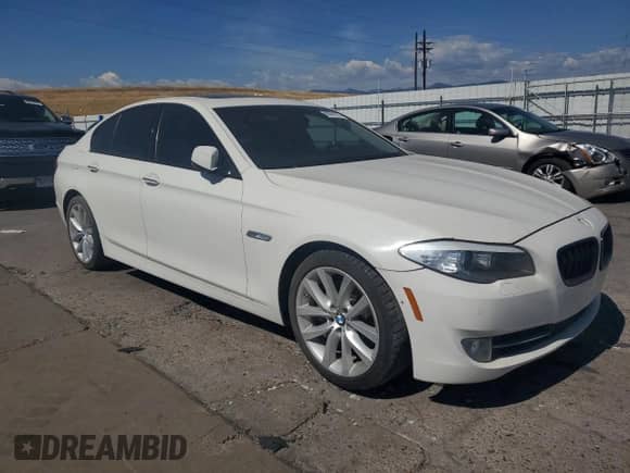 2011 BMW 5 Series 550i z VIN WBAFR9C56BC758127, wystawiony jako Copart lot #65551075 z przebiegiem 94 558 mil mil oraz Szkoda całkowita • Salvage title. Historia ofert i sprzedaży dostępna na DreamBid. Obrazek 4.