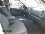 2022 Nissan Frontier S z VIN 1N6ED1EJ7NN608316, wystawiony jako IAAI lot #42047047 z przebiegiem 33 896 mil mil oraz . Historia ofert i sprzedaży dostępna na DreamBid. Obrazek 5.