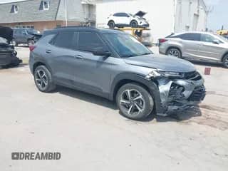 2021 Chevrolet TrailBlazer RS z VIN KL79MUSL1MB114185, wystawiony jako IAAI lot #42927023 z przebiegiem 66 983 mil mil oraz . Historia ofert i sprzedaży dostępna na DreamBid. Obrazek 1.