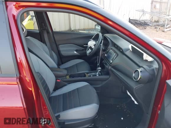 2024 Nissan Kicks SR с VIN 3N1CP5DV4RL471888, выставлен на аукционе IAAI как лот 43018127 с пробегом 21 378 миль миль и . История ставок и продаж доступна на DreamBid. Изображение 5.